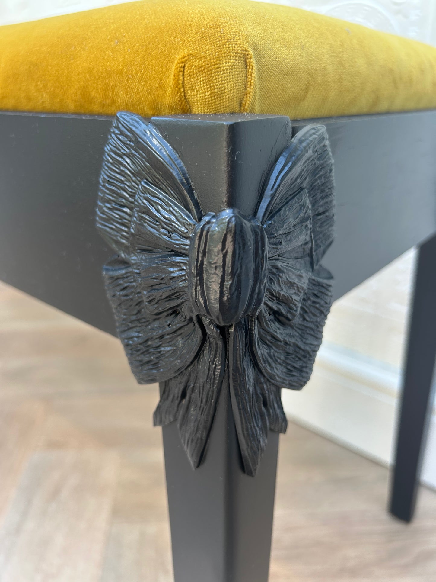 Resin Moulded Bow Corner Accents