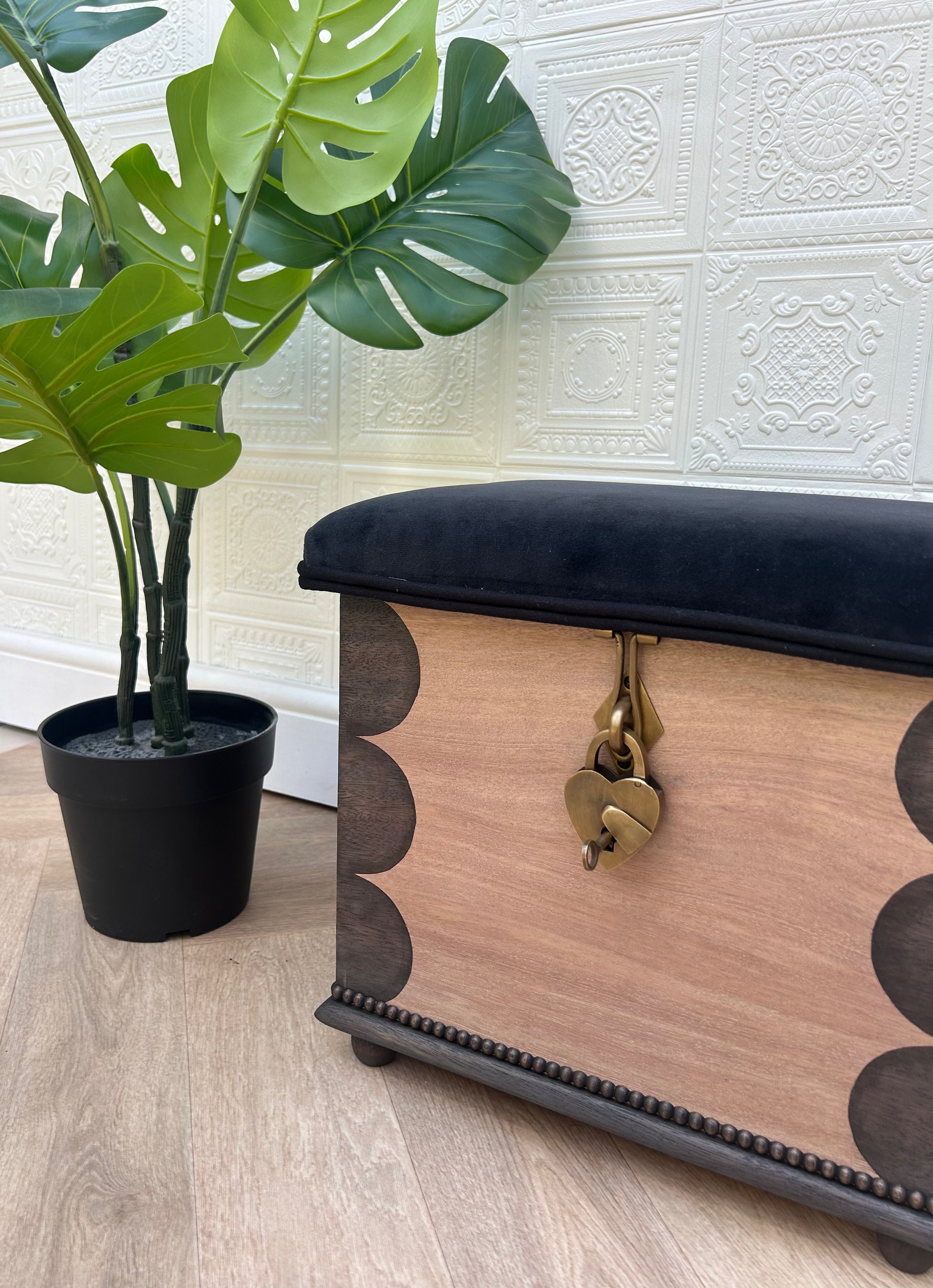 Contrast Black woodgrain Edge