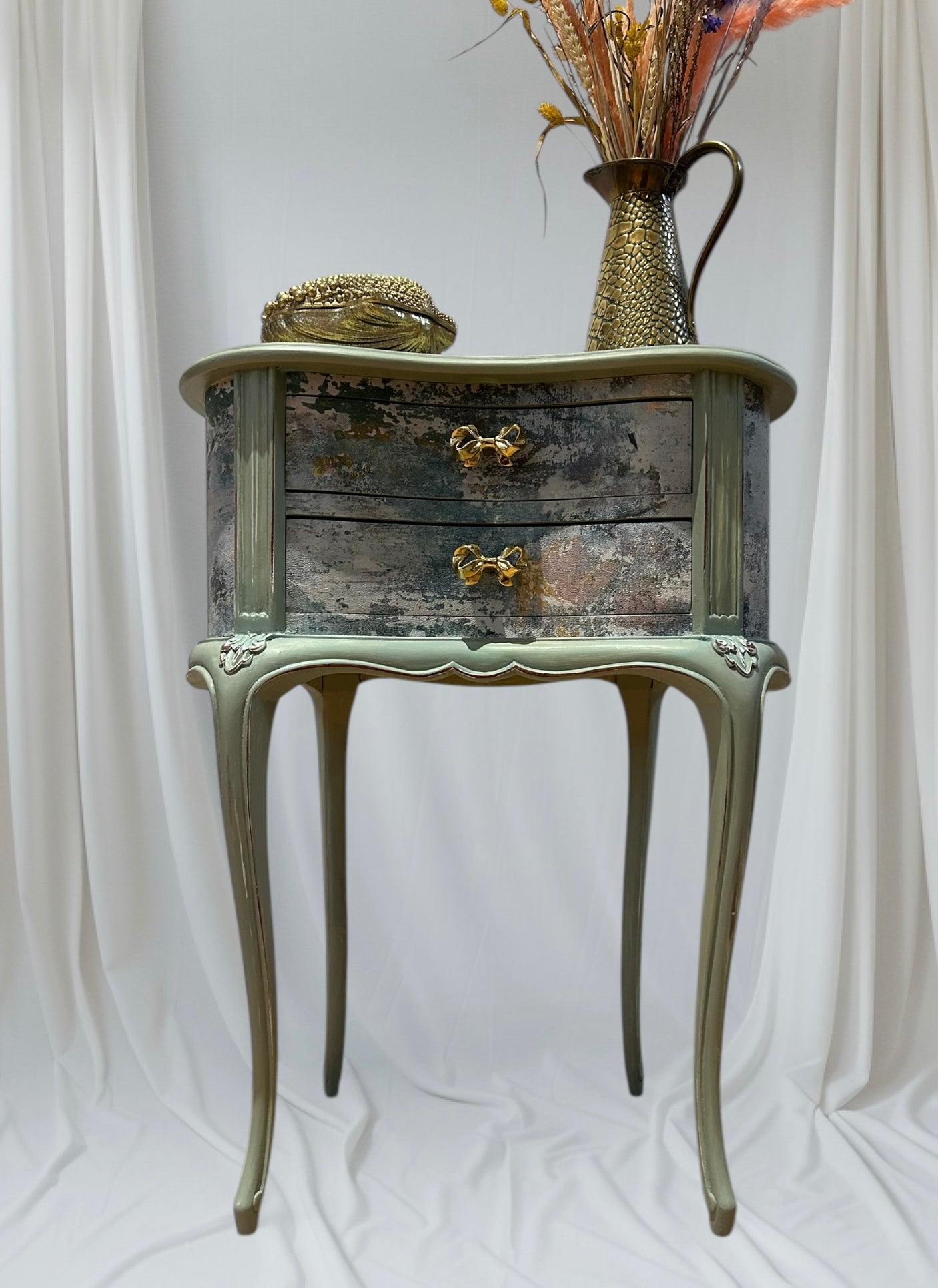 Strikingly Elegant Curved Shape