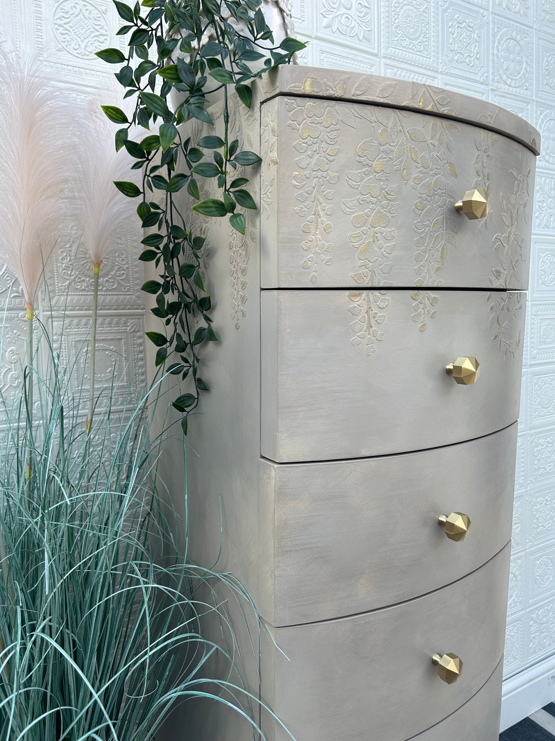 Subtle Gold Hints bringing out the details