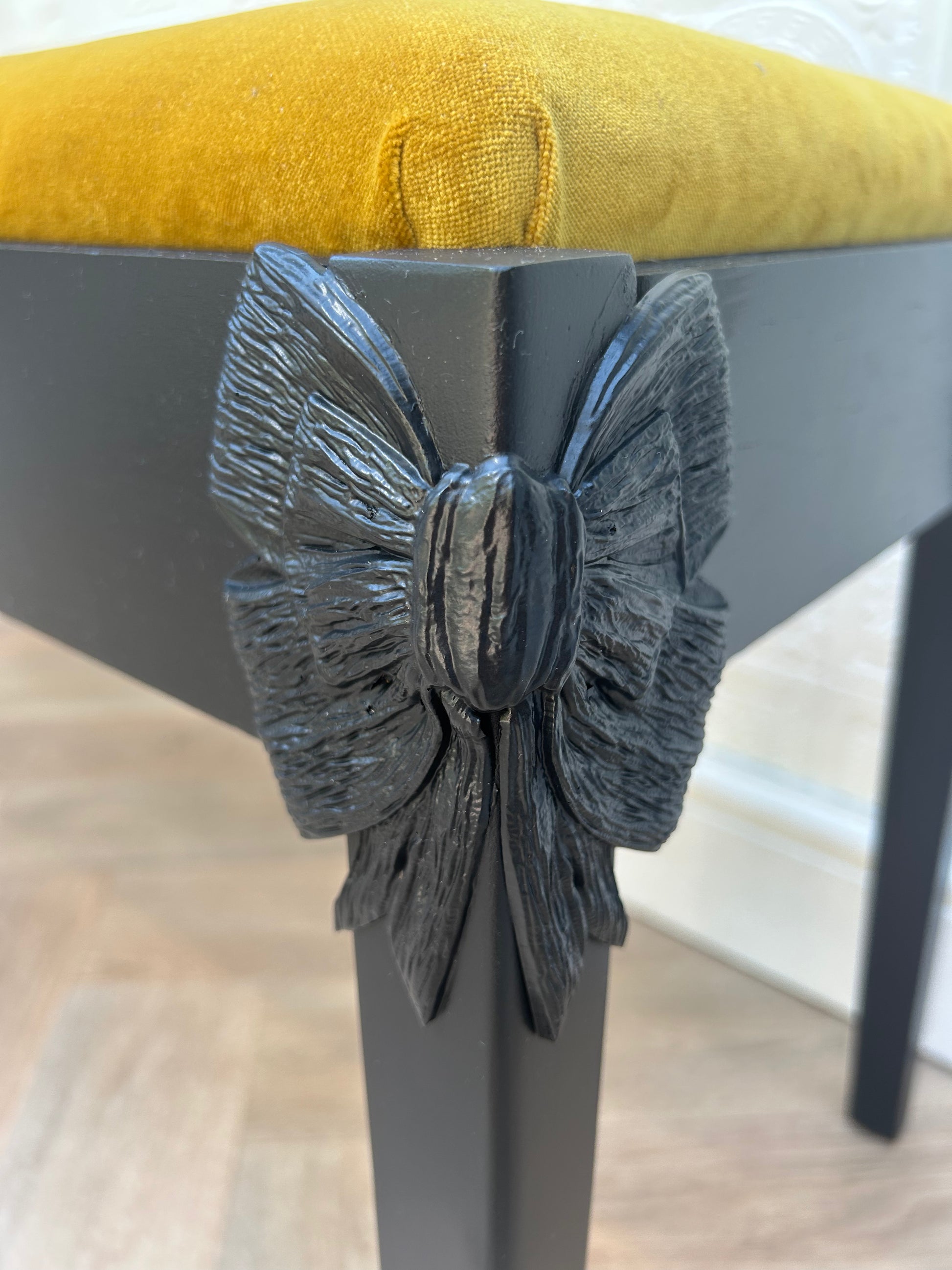 Resin Moulded Bow Corner Accents