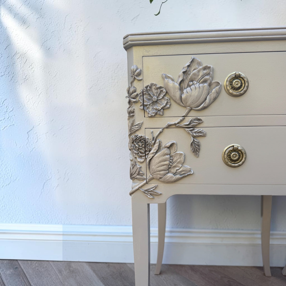 Hand applied resin floral details